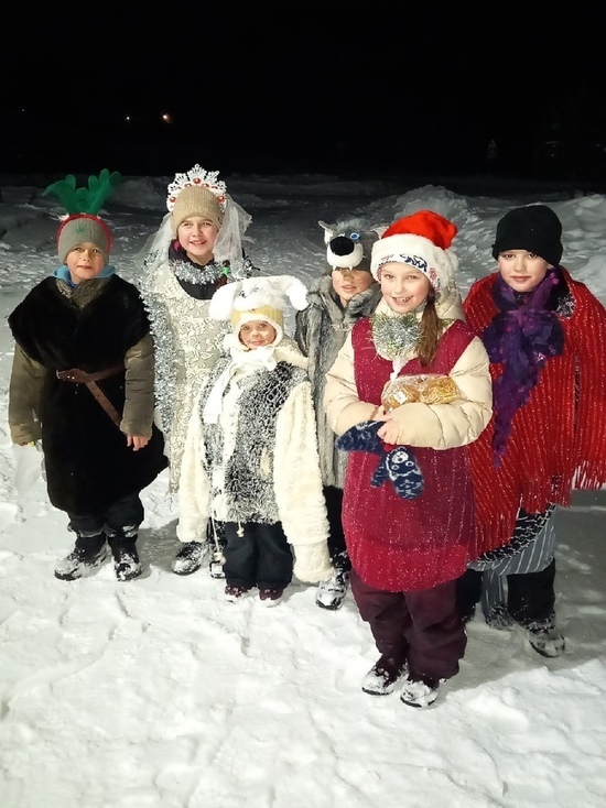 Школьники из Тверской области колядовали и предсказывали будущее