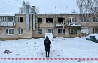 Следователь и криминалист осматривают дом под Тверью, в котором произошёл хлопок газа Следователь и криминалист осматривают дом под Тверью, в котором произошёл хлопок газа