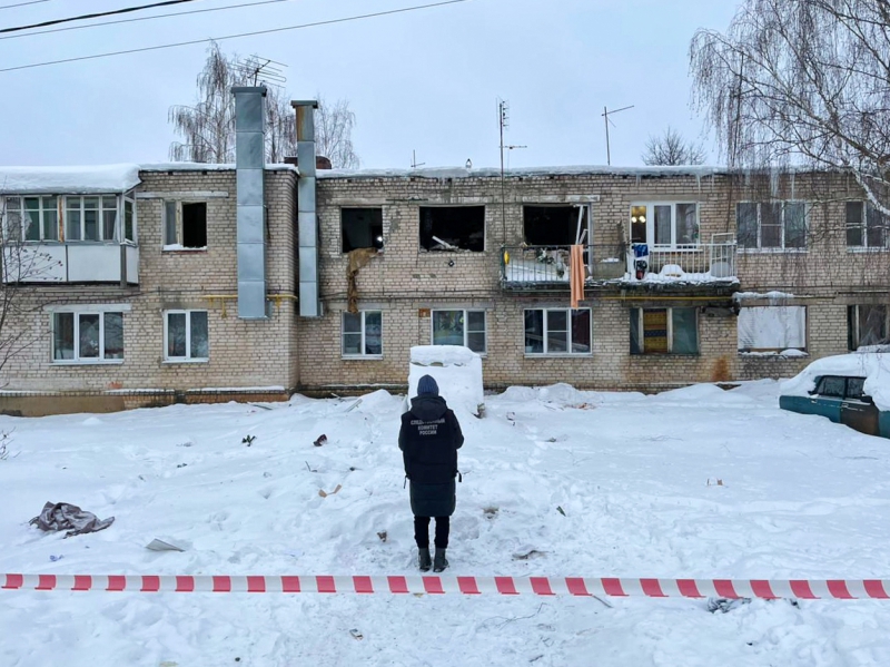 Следователь и криминалист осматривают дом под Тверью, в котором произошёл хлопок газа