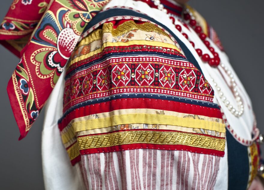 На выставке в Твери покажут, какую одежду носили наши предки больше века назад