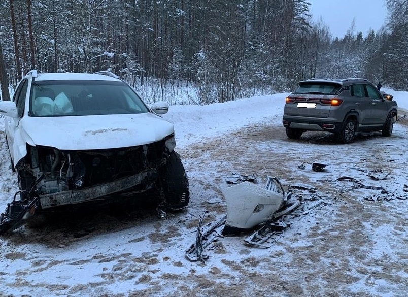 Пожилой пассажир иномарки пострадал в столкновении на "встречке" в Тверской области