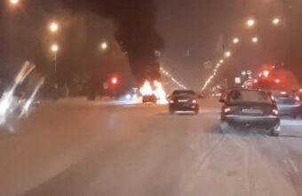 В Твери посреди проезжей части загорелся автомобиль В Твери посреди проезжей части загорелся автомобиль