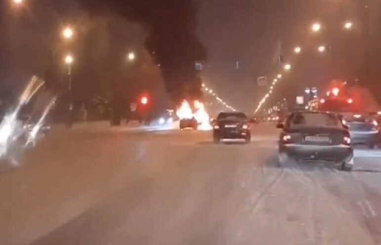 В Твери посреди проезжей части загорелся автомобиль