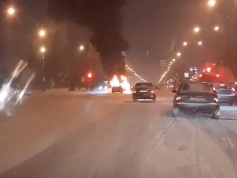 В Твери посреди проезжей части загорелся автомобиль В Твери посреди проезжей части загорелся автомобиль