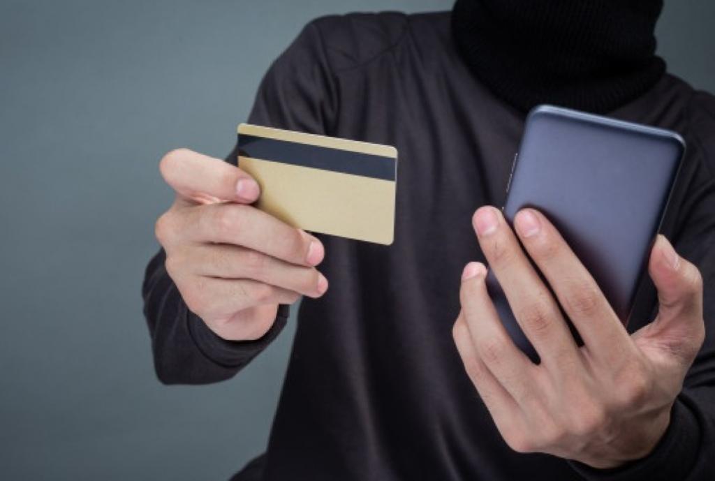 Житель Тверской области похитил с карты пьяного попутчика деньги