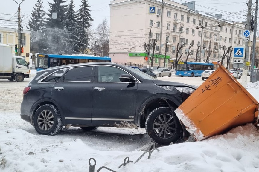 В центре Твери иномарка сбила девушку, которая стояла на тротуаре В центре Твери иномарка сбила девушку, которая стояла на тротуаре