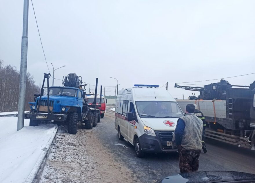 В Твери женщина погибла под колёсами лесовоза