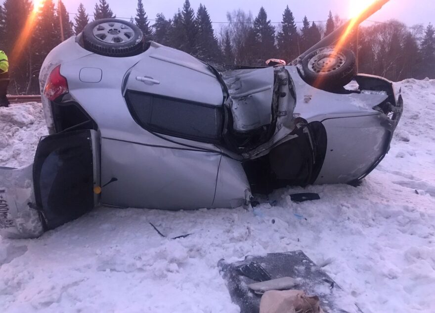 В Тверской области иномарка влетела в столб и перевернулась