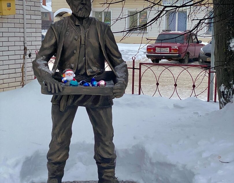 В Тверской области появился памятник коробейнику