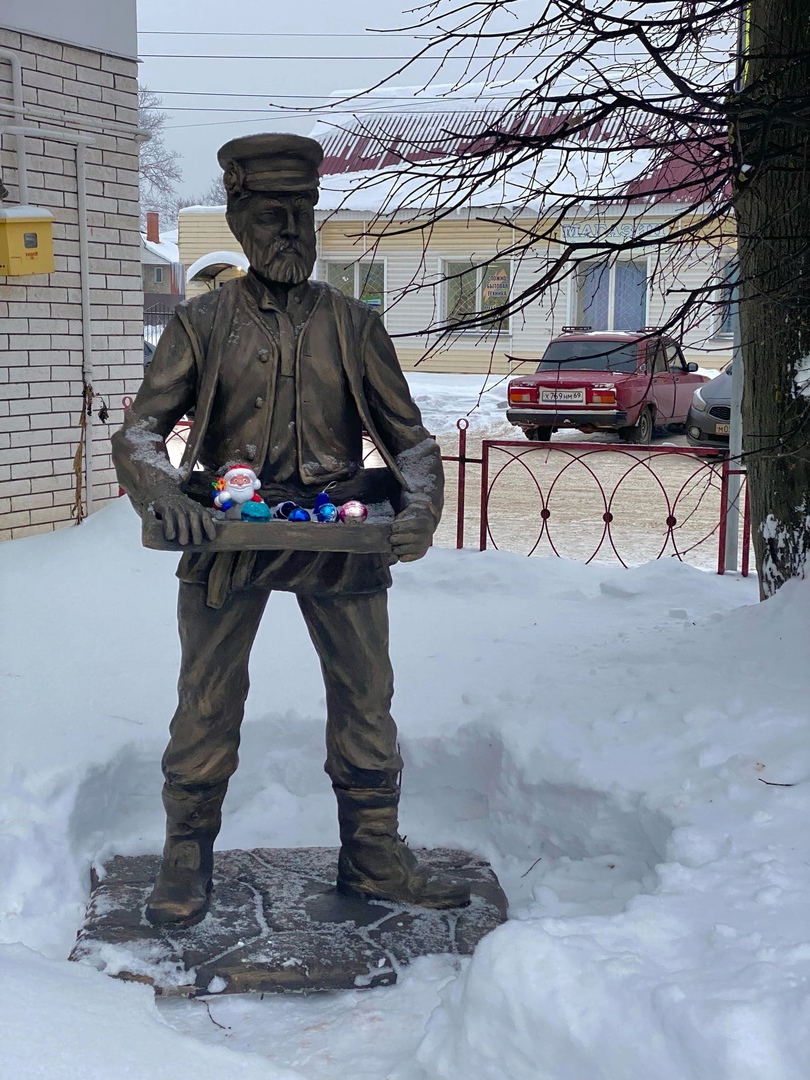В Тверской области появился памятник коробейнику