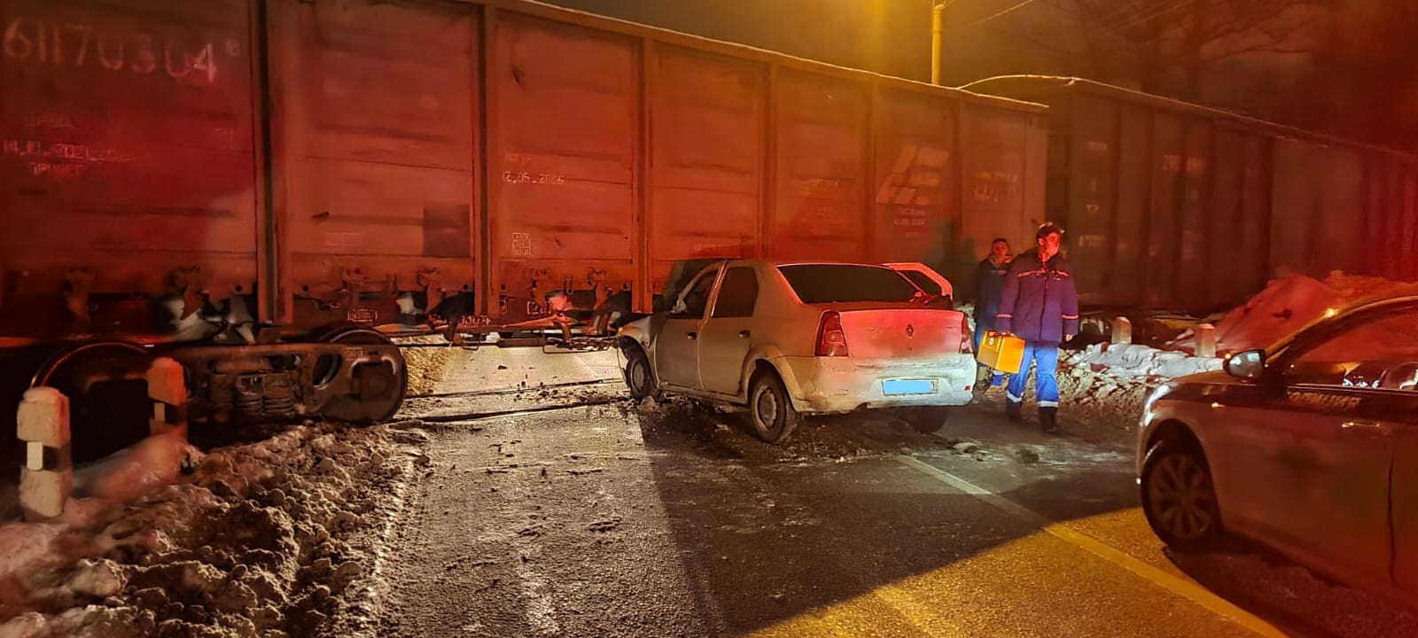На железнодорожном переезде в Твери автомобиль врезался в поезд