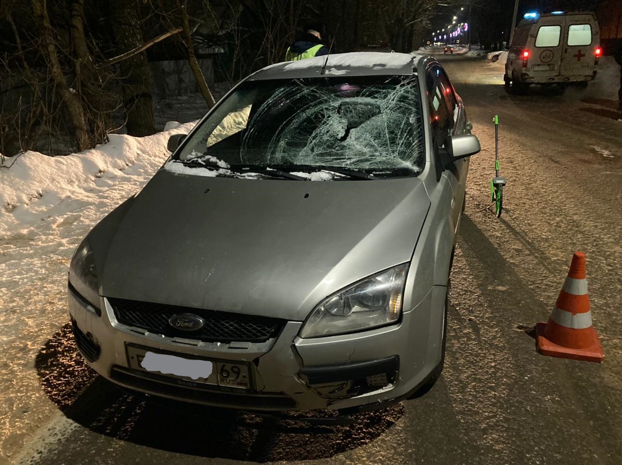В Тверской области пьяный водитель сбил женщину, которая шла по обочине