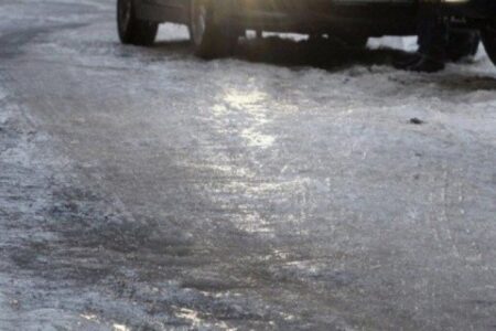 Тверские автомобилисты пожаловались на сильный гололед