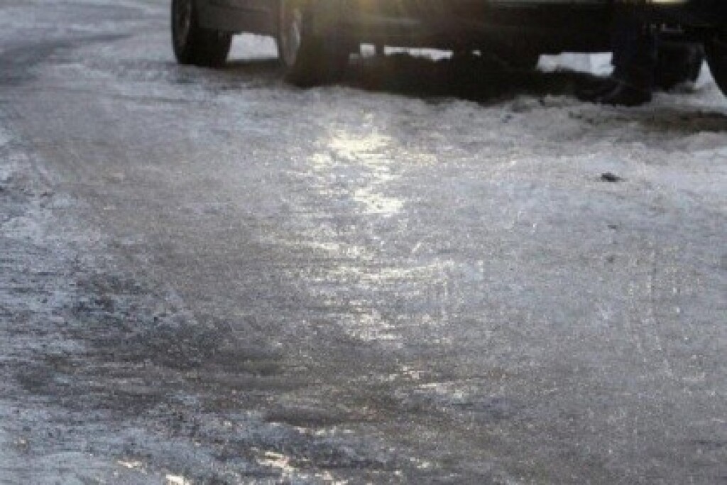 Тверские автомобилисты пожаловались на сильный гололед