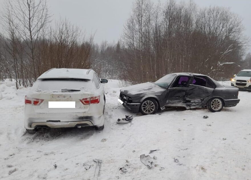 Три человека пострадали в столкновении BMW и "Лады" в Тверской области Три человека пострадали в столкновении BMW и "Лады" в Тверской области