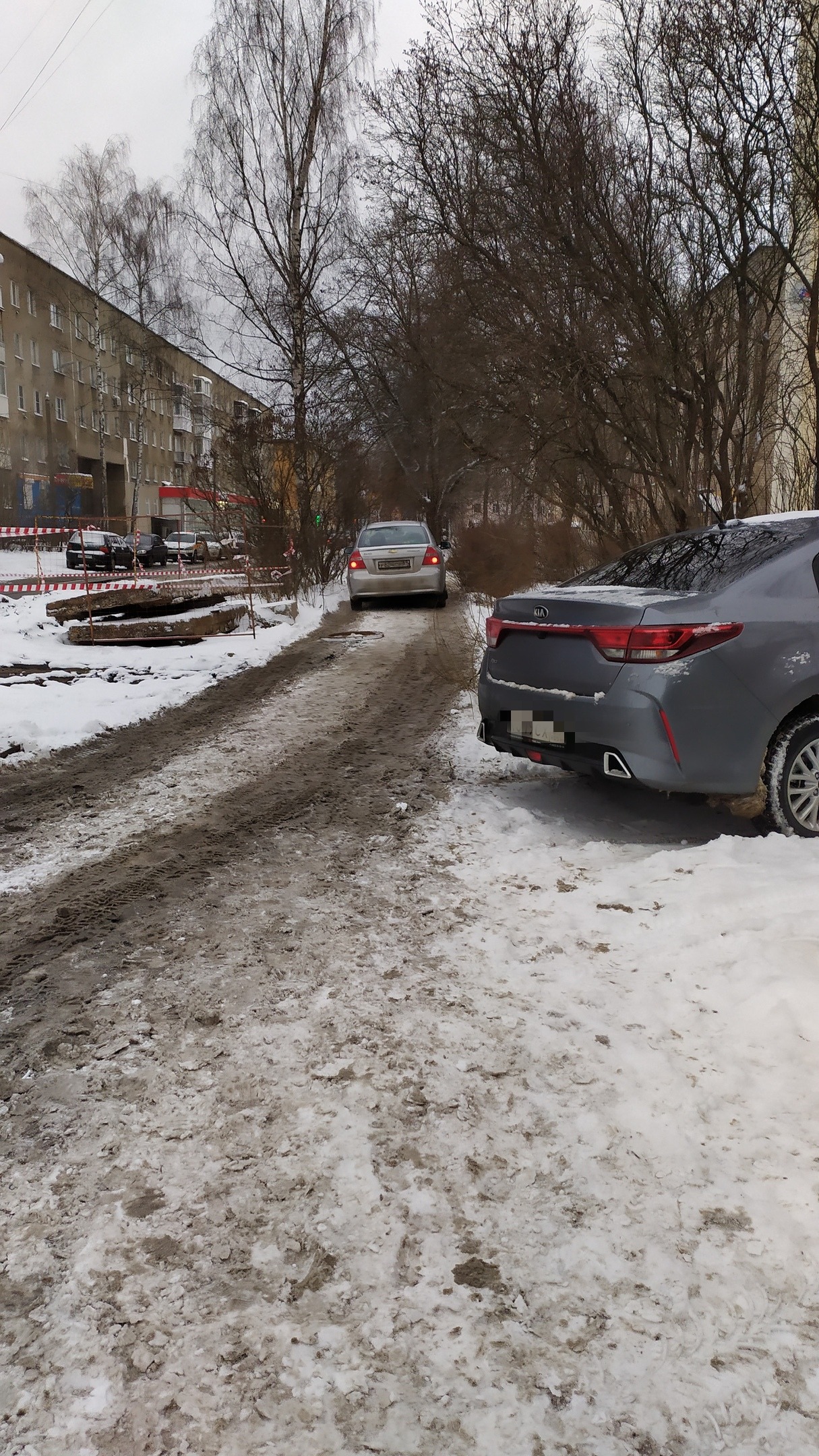 Пешеходы попросили тверских водителей не объезжать перекрытие по тротуару