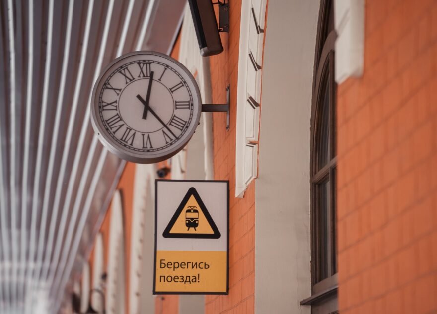 Мужчина погиб, попав под поезд в Тверской области