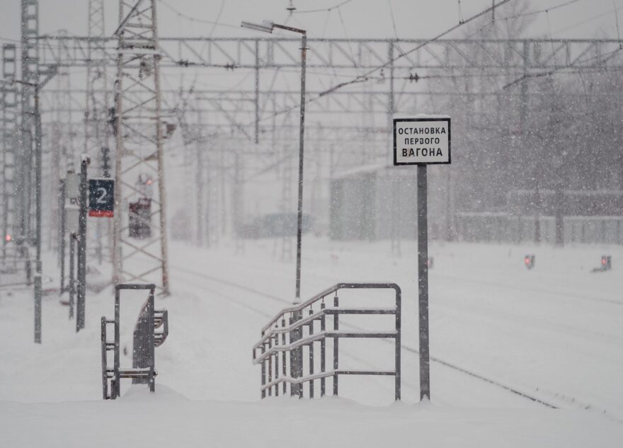 Неисправный локомотив задержал поезда в Тверской области