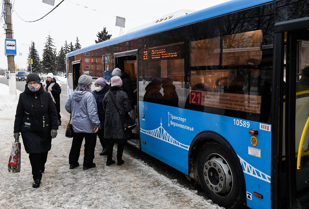 Маски в тверских автобусах стали носить чаще, но нарушения всё равно есть