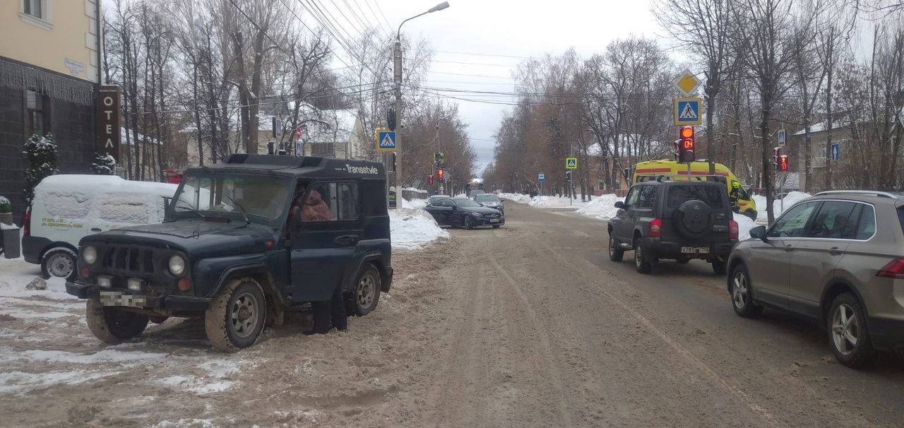 Женщина пострадала в столкновении УАЗа и "Мерседеса" в Твери