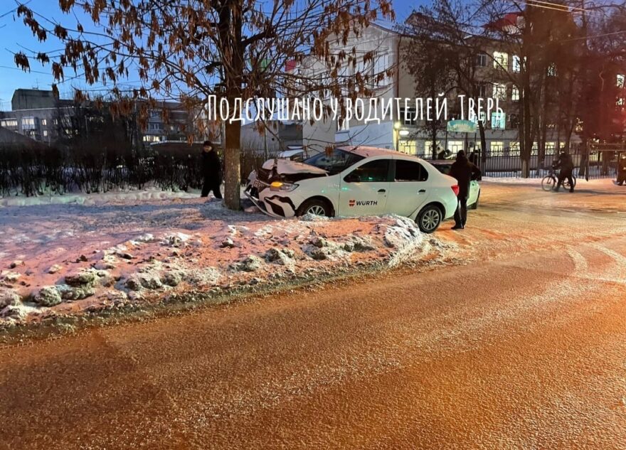 В Твери легковушка «обняла» дерево перед автобусной остановкой В Твери легковушка «обняла» дерево перед автобусной остановкой