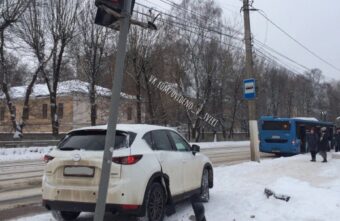 В Твери легковушка напугала людей и снесла светофор