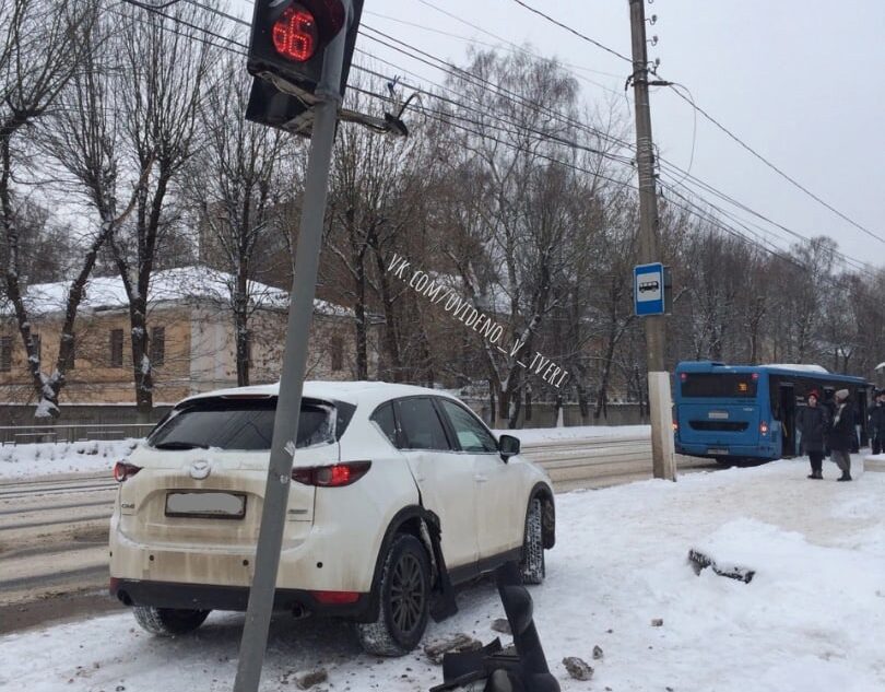 В Твери легковушка напугала людей и снесла светофор