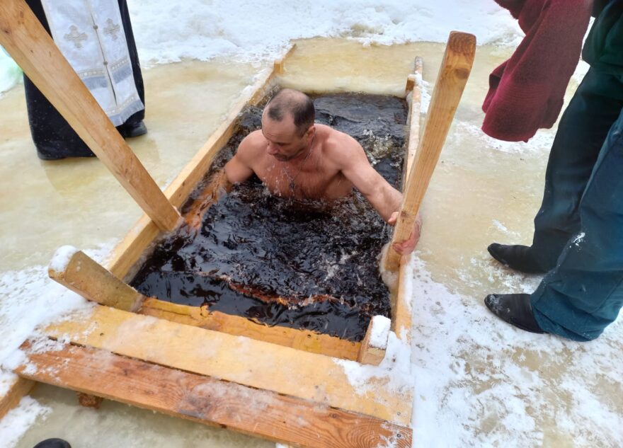 В Вышневолоцком округе купались на Крещение в озере Судомля