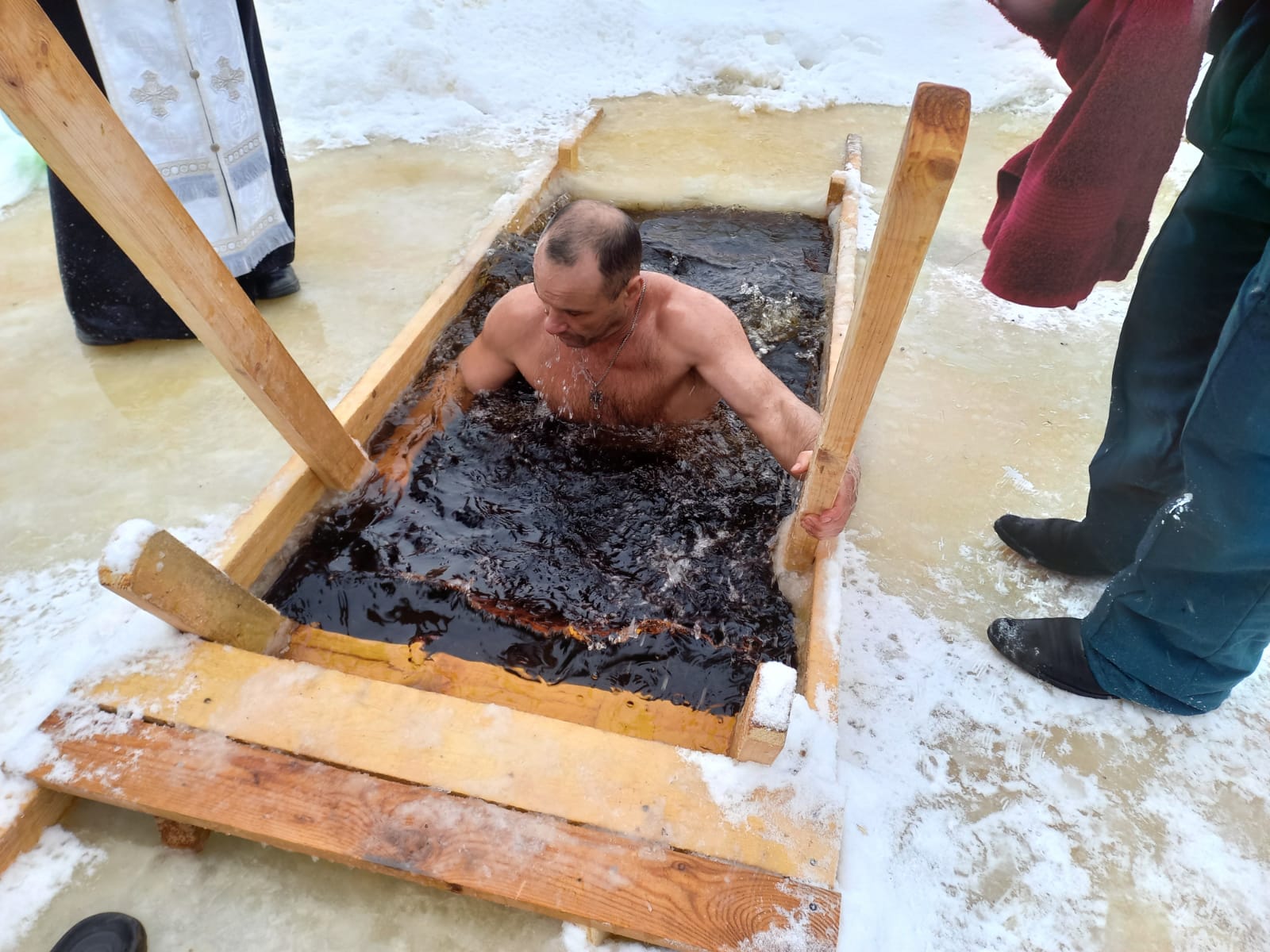 В Вышневолоцком округе купались на Крещение в озере Судомля