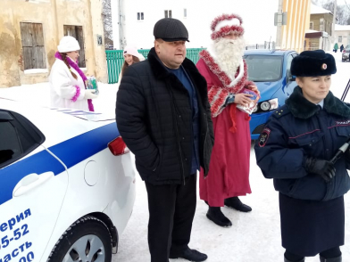 Дед Мороз и Снегурочка вышли на дороги Тверской области
