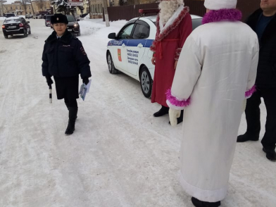Дед Мороз и Снегурочка вышли на дороги Тверской области