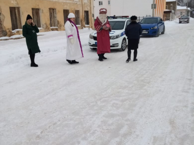 Дед Мороз и Снегурочка вышли на дороги Тверской области