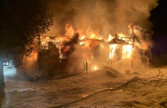 Из-за электроприбора в Тверской области сгорел деревянный дом