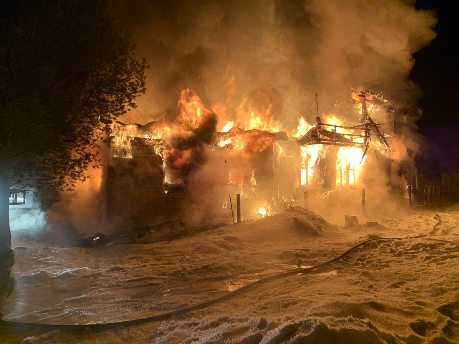 Из-за электроприбора в Тверской области сгорел деревянный дом