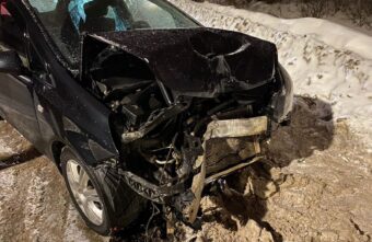 Женщина на иномарке врезалась в столб под Тверью Женщина на иномарке врезалась в столб под Тверью