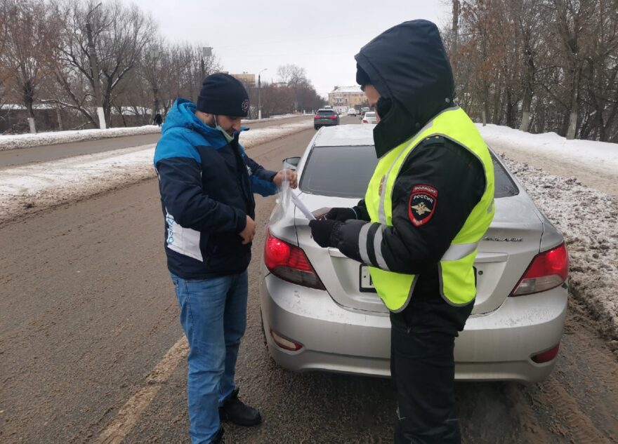 На дорогах инспекторы ГИБДД Твери ловили таксистов-нелегалов