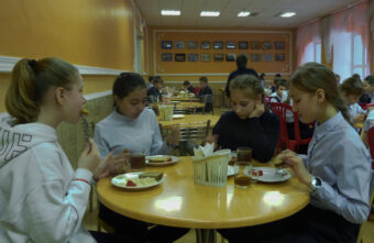 «Хотим оливье и чипсы»: что есть на столах тверских школьников и чего не хватает для счастья «Хотим оливье и чипсы»: что есть на столах тверских школьников и чего не хватает для счастья