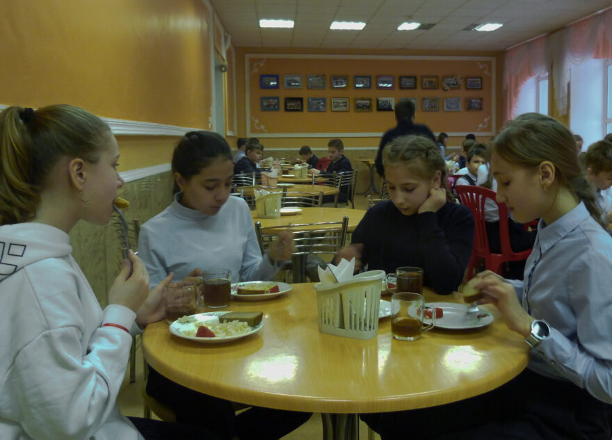 «Хотим оливье и чипсы»: что есть на столах тверских школьников и чего не хватает для счастья