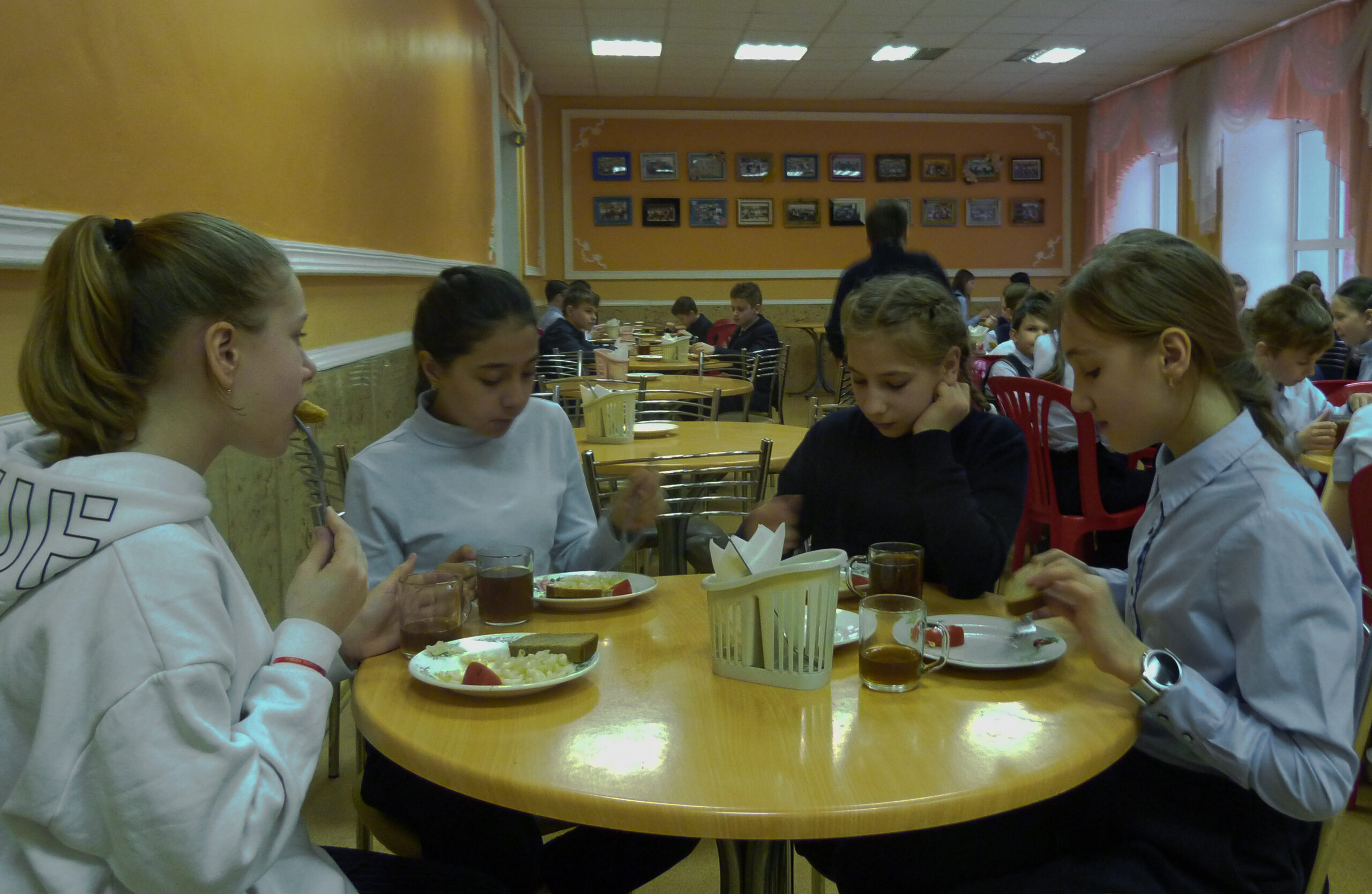 «Хотим оливье и чипсы»: что есть на столах тверских школьников и чего не хватает для счастья