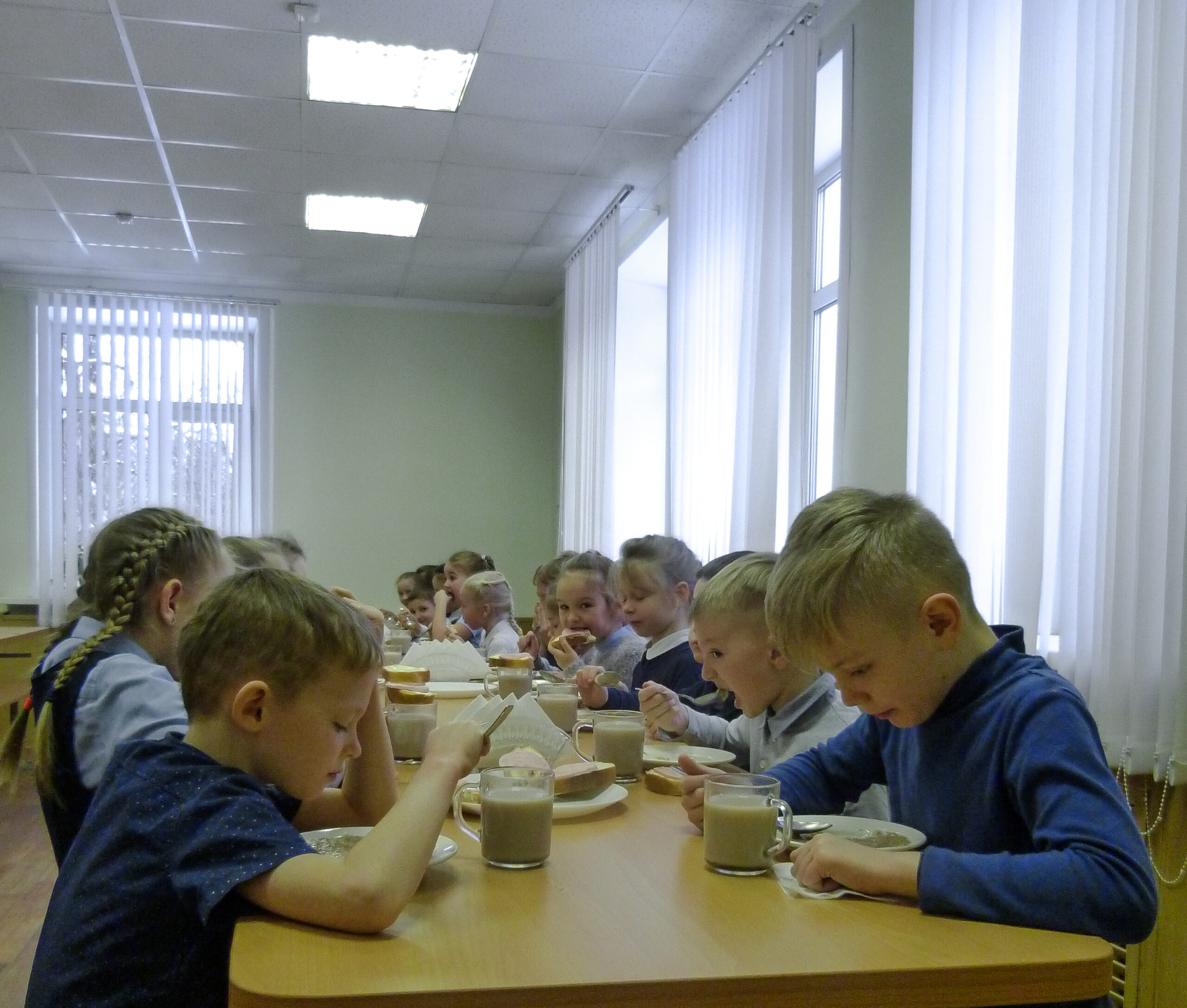 «Хотим оливье и чипсы»: что есть на столах тверских школьников и чего не хватает для счастья