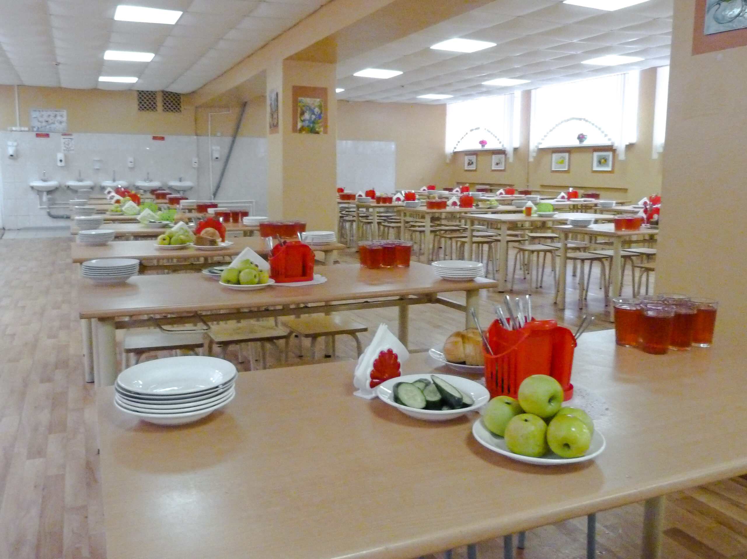 «Хотим оливье и чипсы»: что есть на столах тверских школьников и чего не хватает для счастья