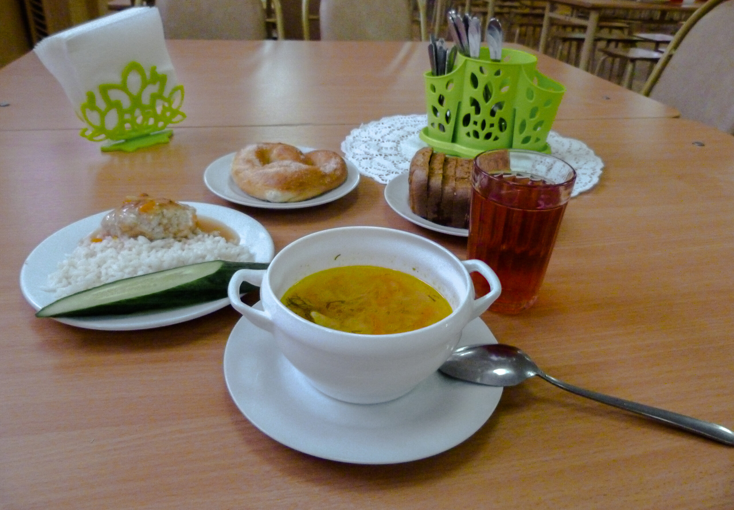 «Хотим оливье и чипсы»: что есть на столах тверских школьников и чего не хватает для счастья