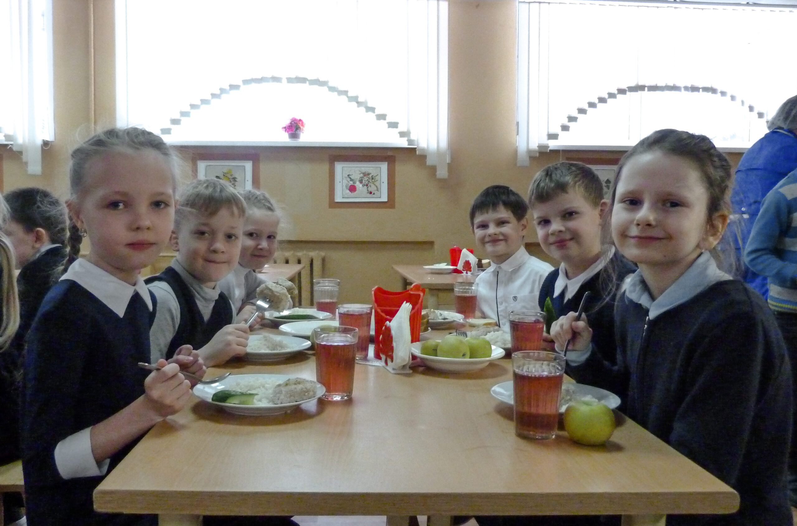 «Хотим оливье и чипсы»: что есть на столах тверских школьников и чего не хватает для счастья