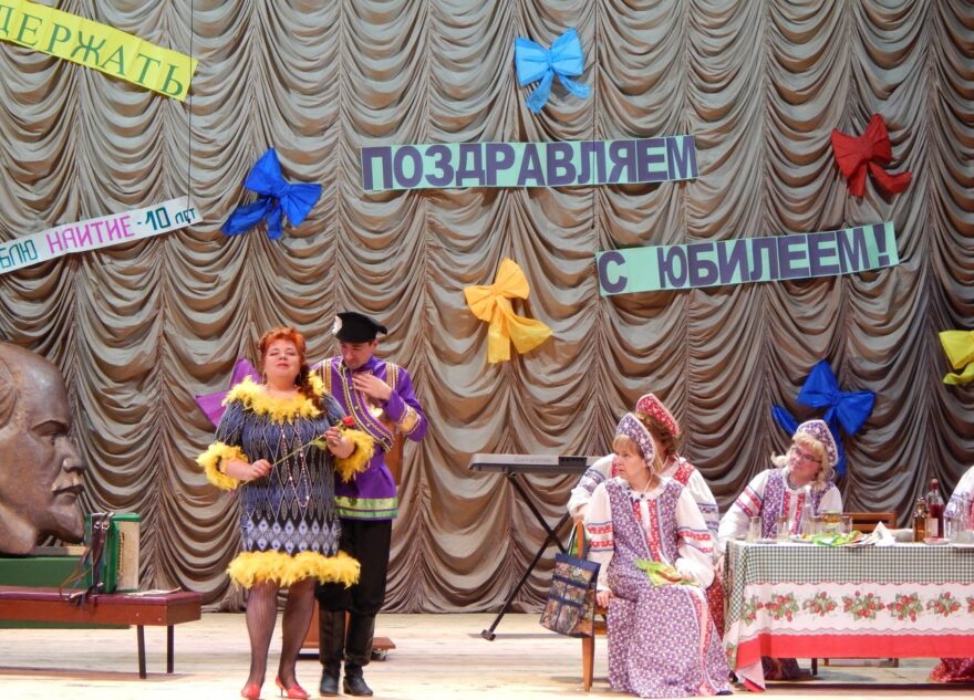 Народный театр показал в Торопце «Бабу Шанель»