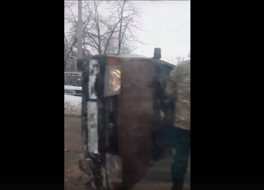 В Твери отечественная легковушка перевернулась после ДТП