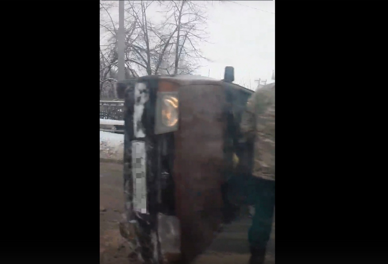 В Твери отечественная легковушка перевернулась после ДТП В Твери отечественная легковушка перевернулась после ДТП