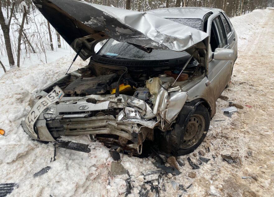 В Тверской области две отечественные легковушки столкнулись лоб в лоб