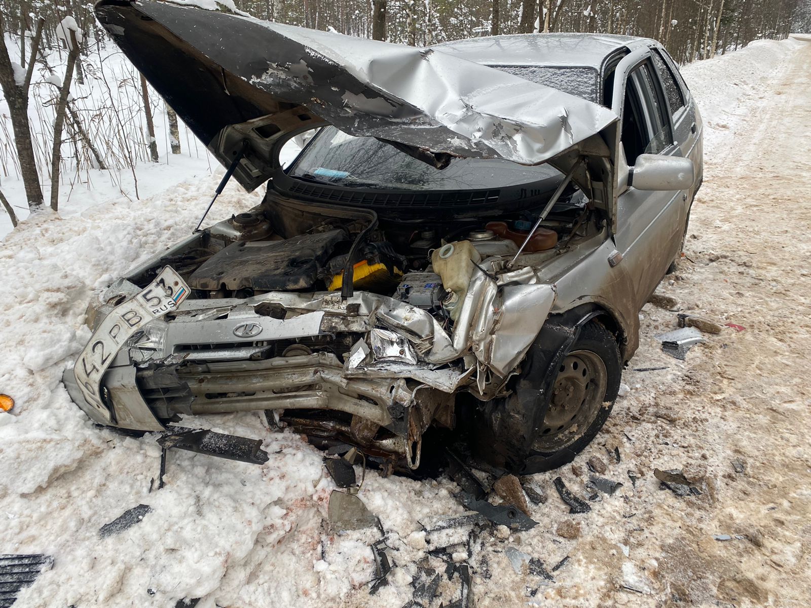 В Тверской области две отечественные легковушки столкнулись лоб в лоб