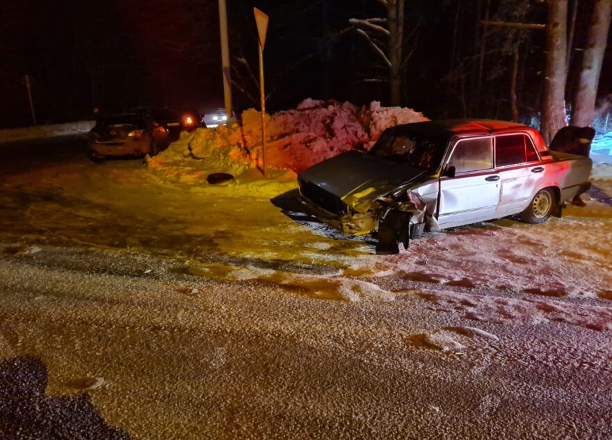В Твери иномарка врезалась в ВАЗ, шедший на обгон