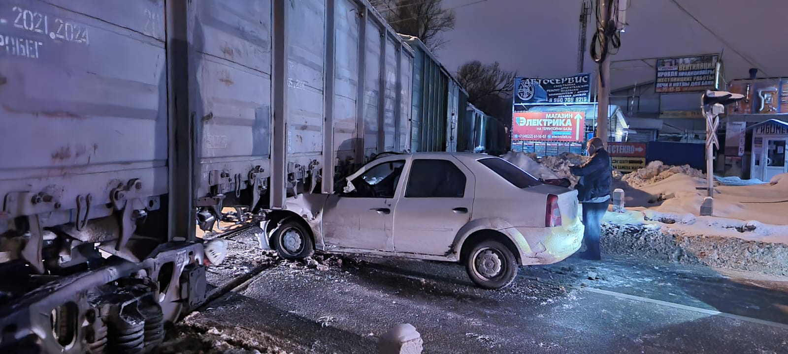 На железнодорожном переезде в Твери автомобиль врезался в поезд